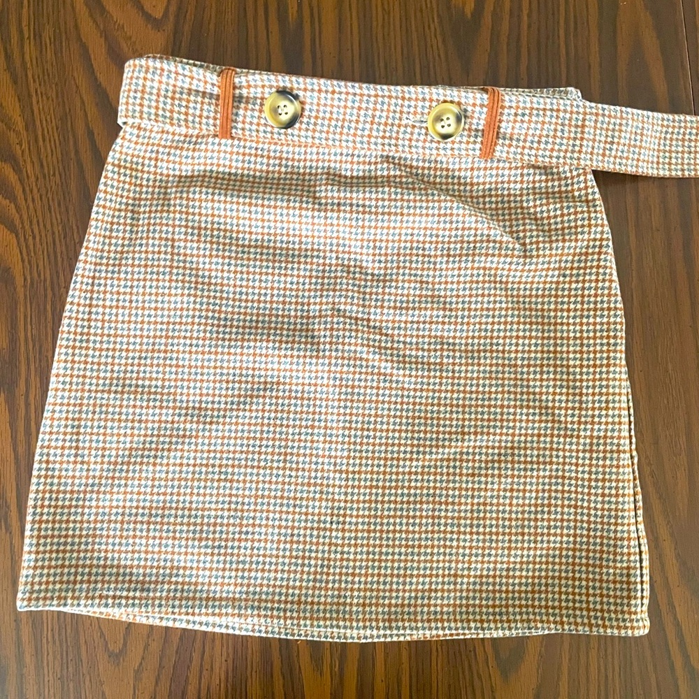 Houndstooth skirt with belt